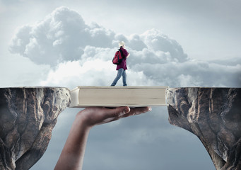 中央银行是在解决什么问题的过程中逐步产生发展起来的